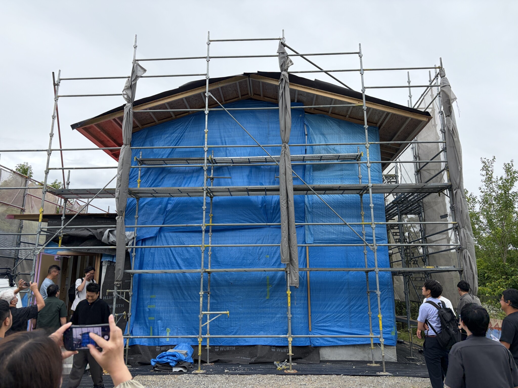6月17日、建築中の現場を見学する様子。