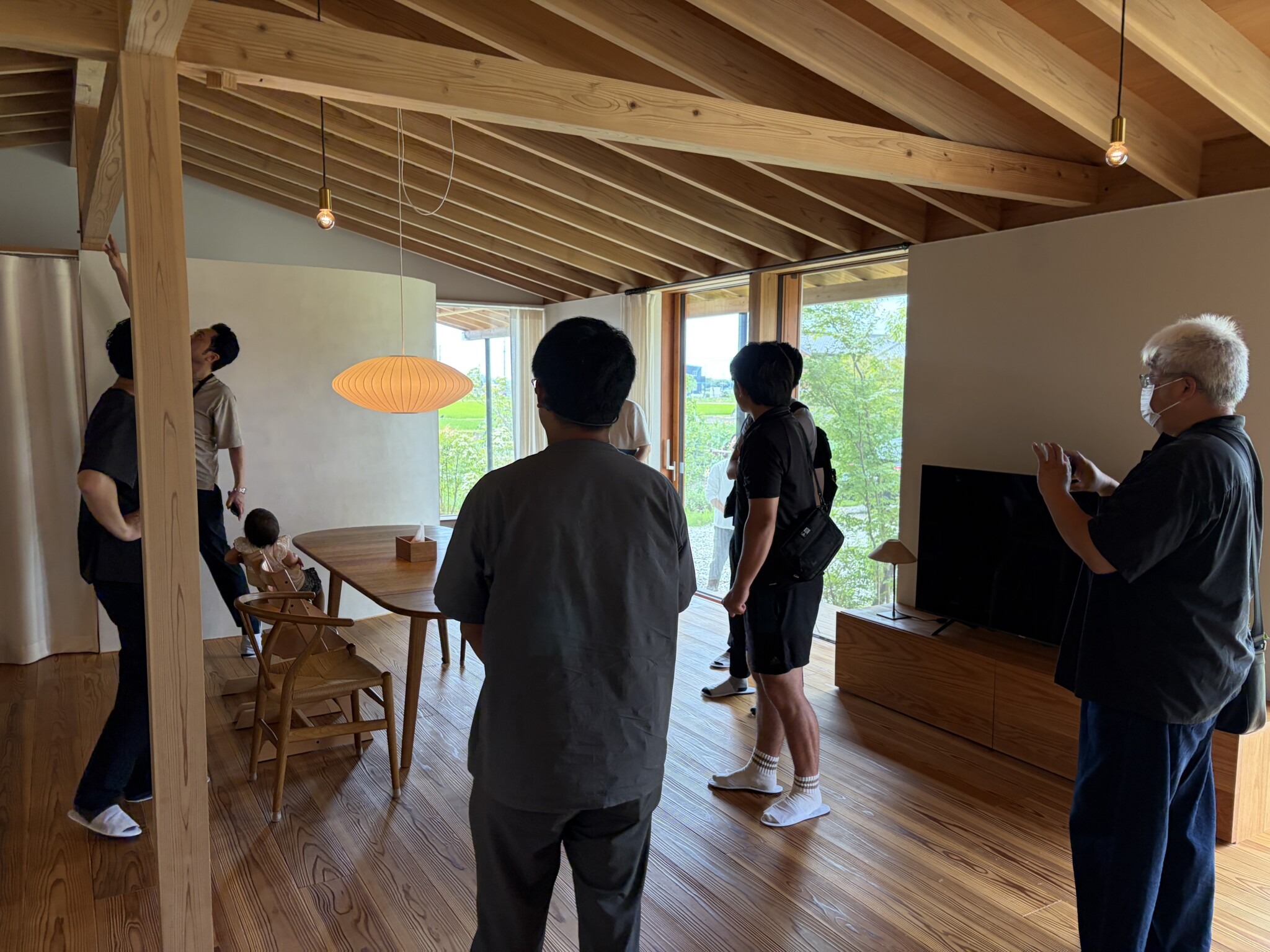 6月18日、高性能な木の家の室内を見学する様子。