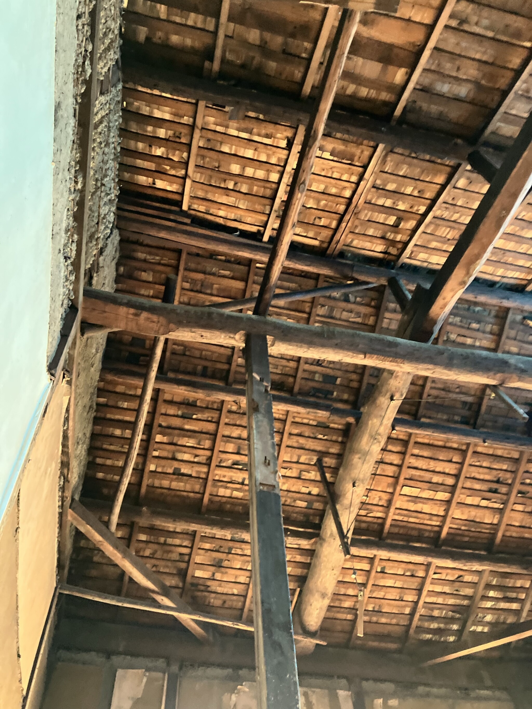 屋根を支える梁と小屋組み