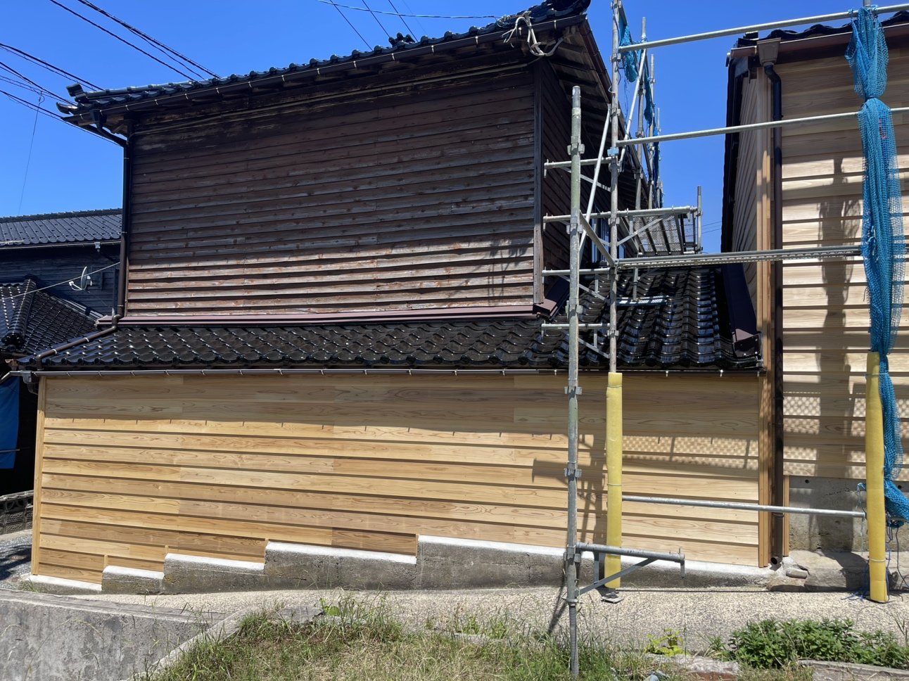板張り工事が進む黒島地区の建物