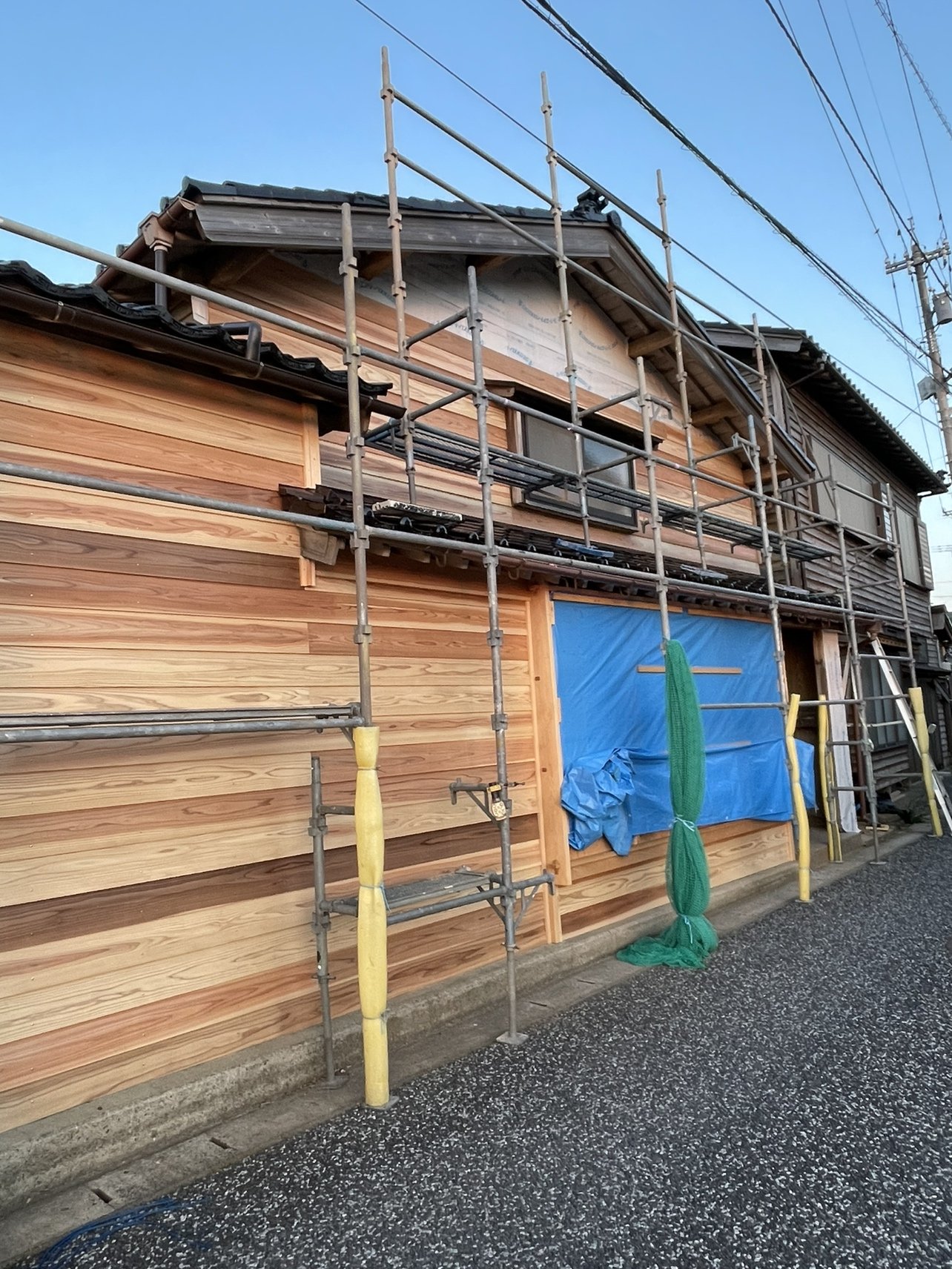 新しい板張りの外壁