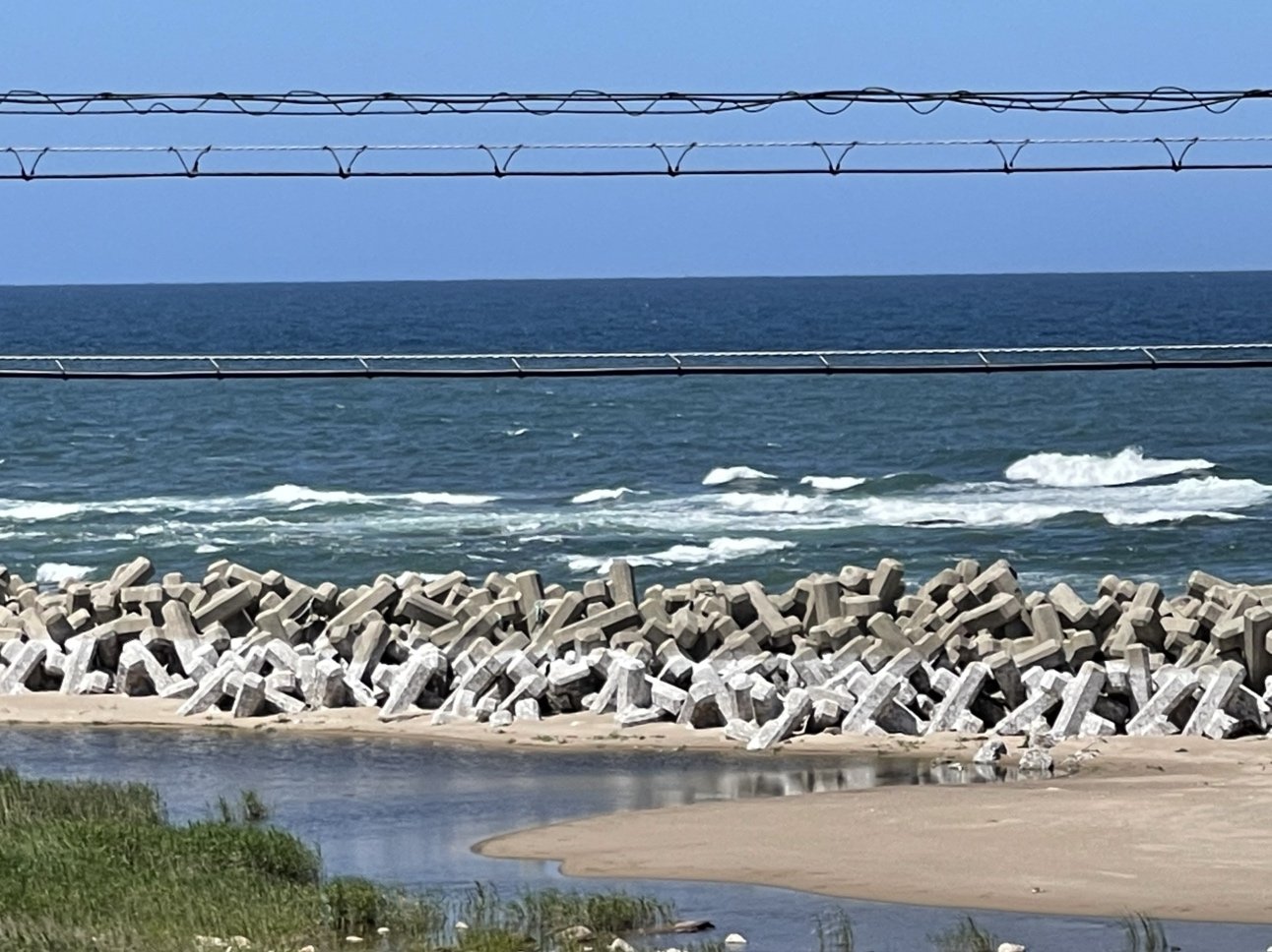 地盤の隆起で海が遠くなった海岸