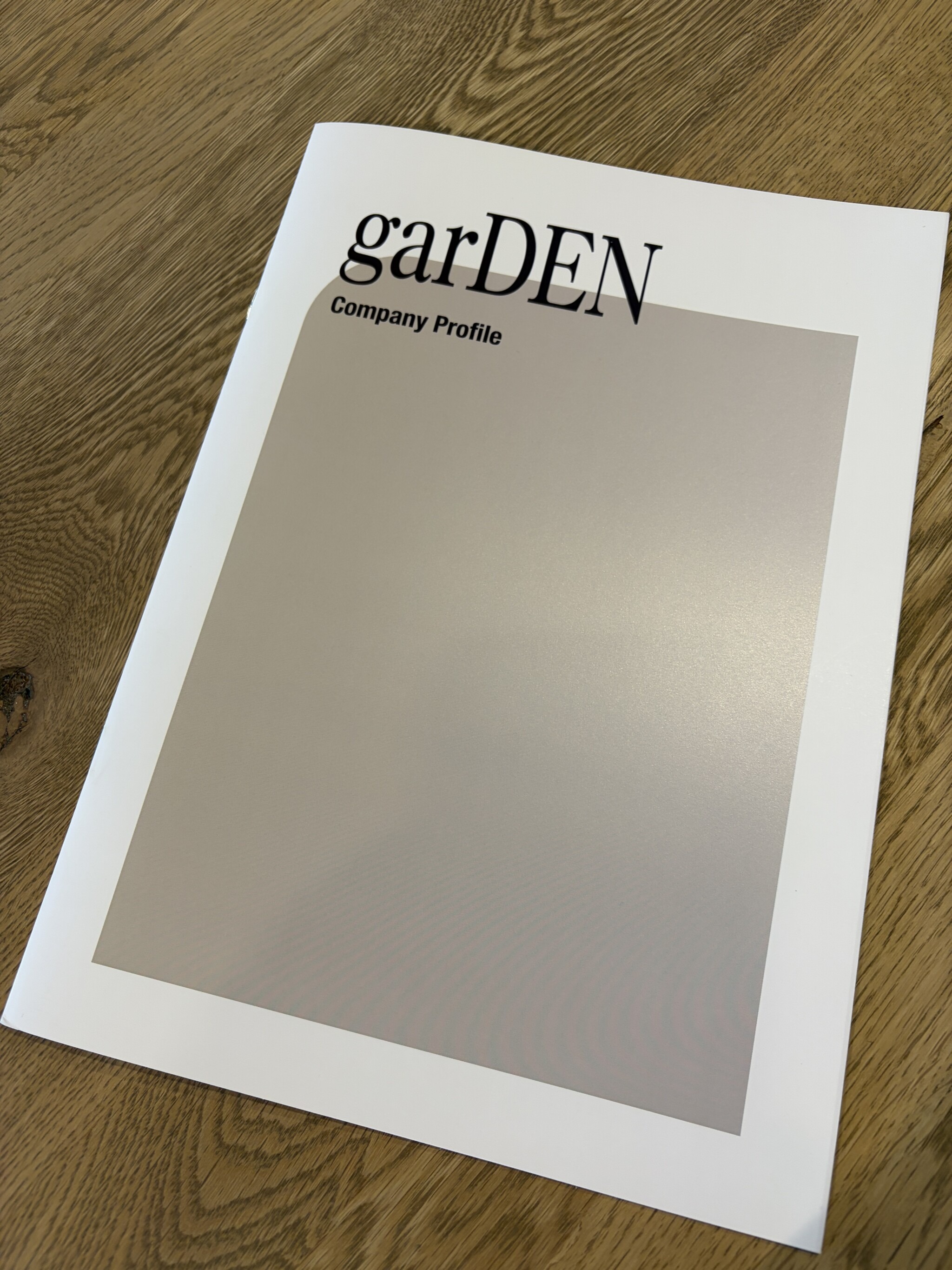 完成したgarDENの会社案内冊子