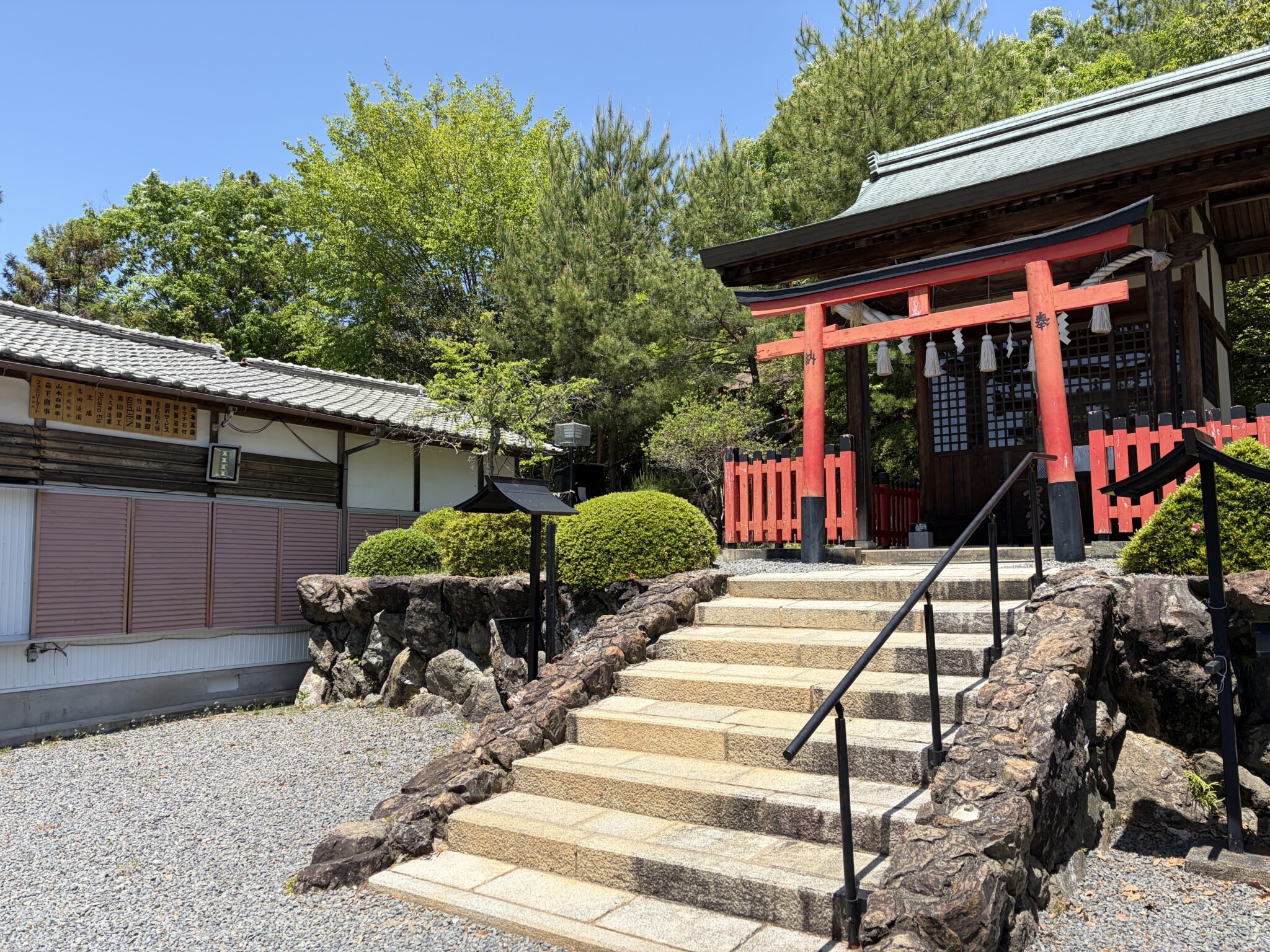 原谷弁財天の社殿と朱塗りの鳥居
