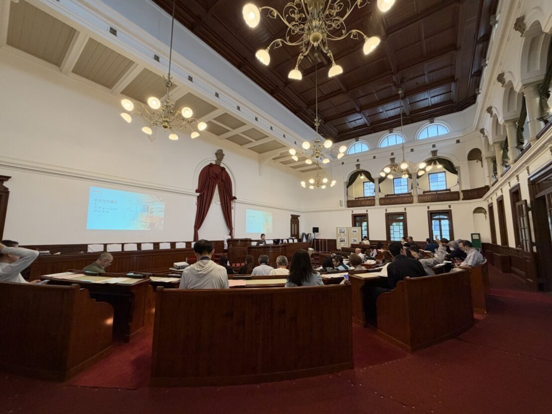 京都府庁旧本館の旧議場でのセミナーの様子