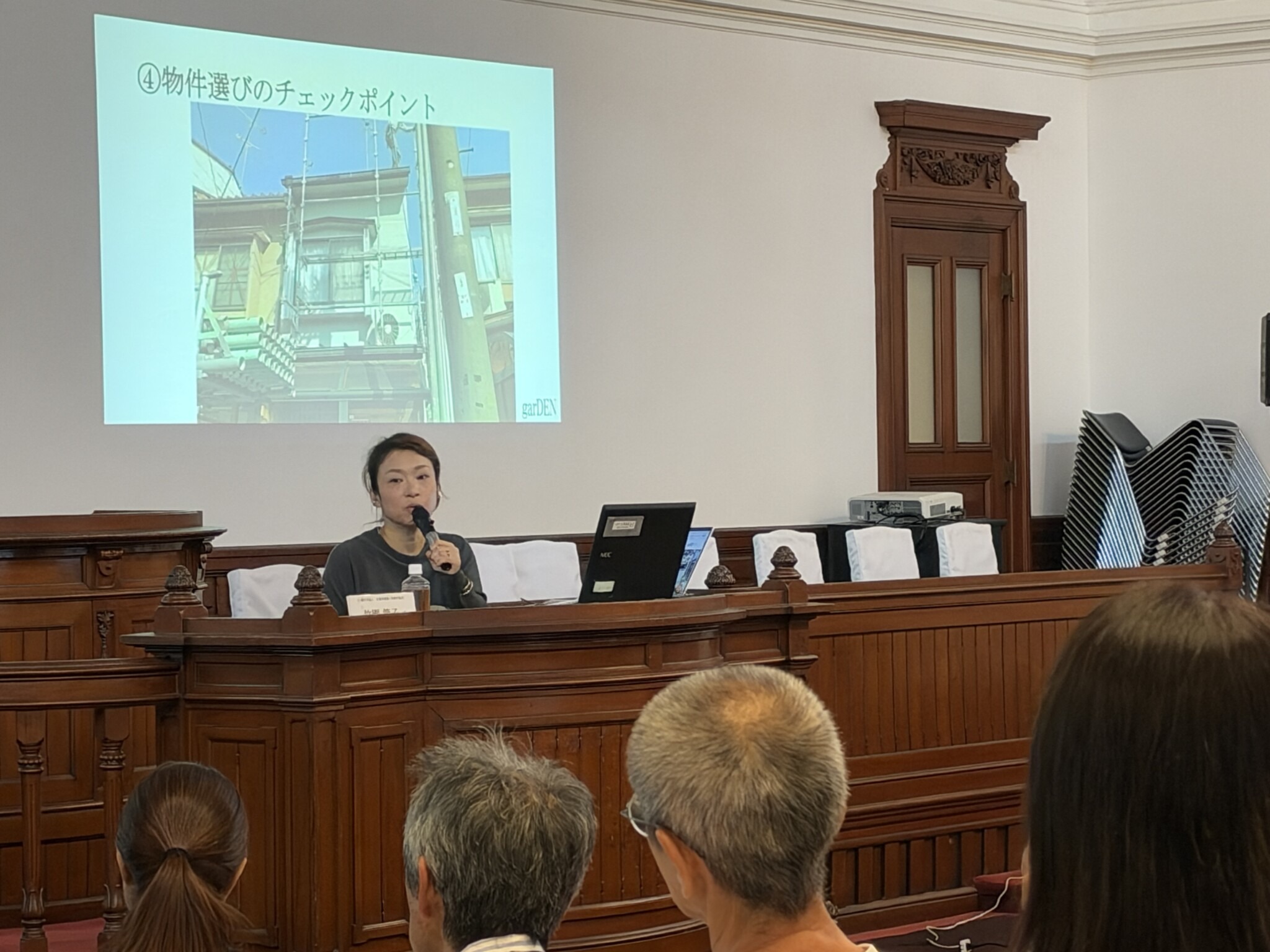 物件選びのチェックポイントについて話す設計士の竹園