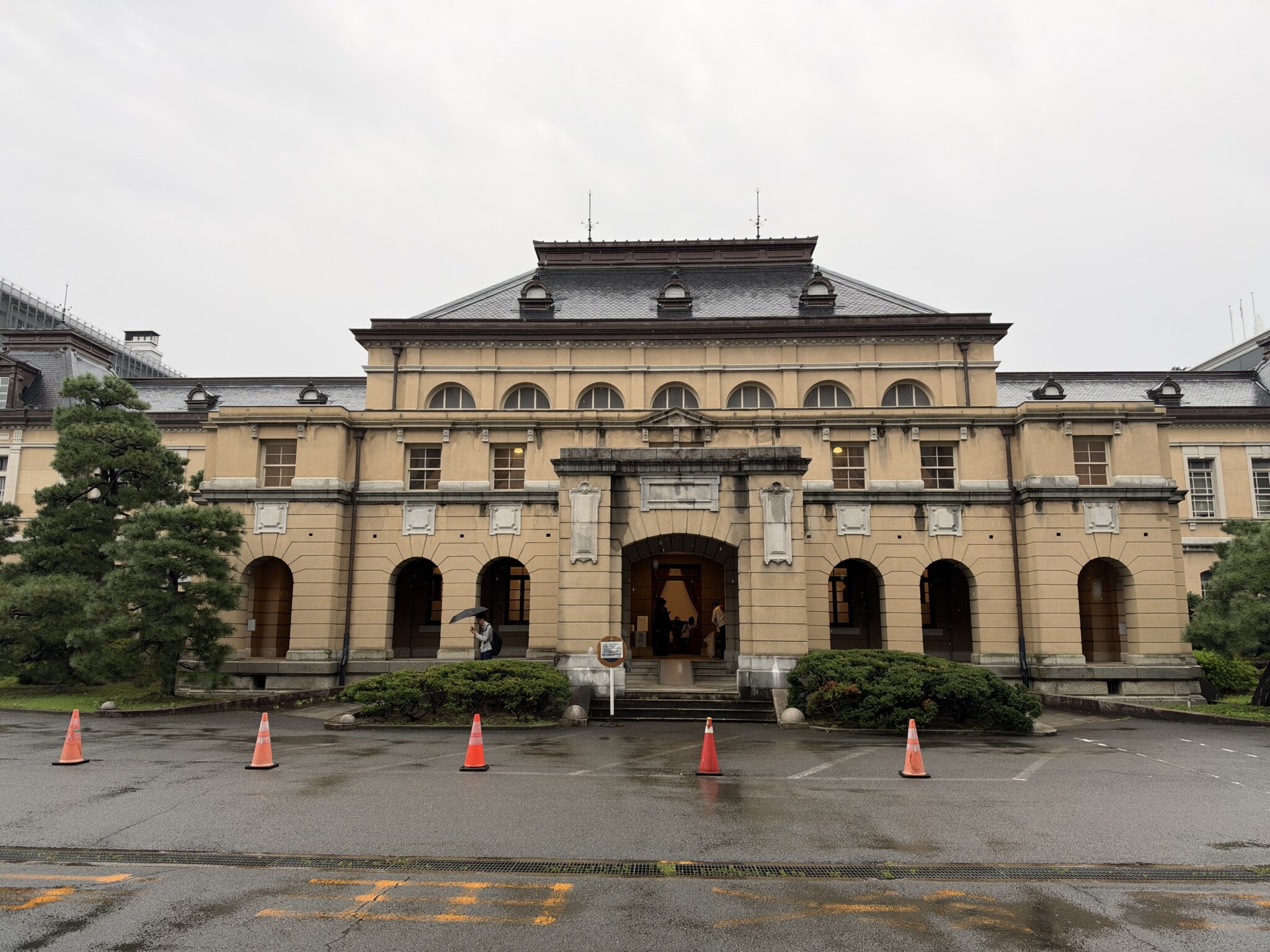 雨の日の京都府庁旧本館