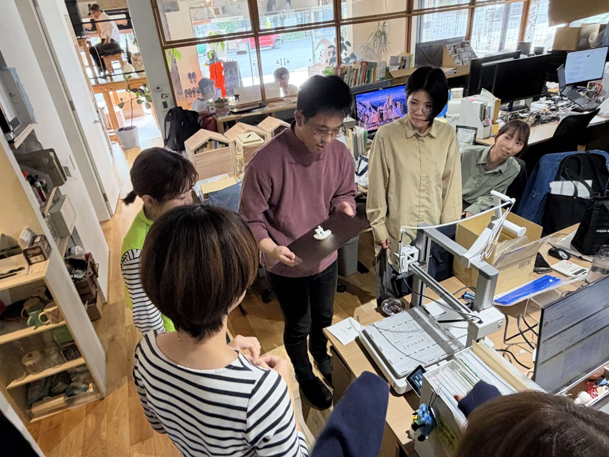 出来上がった船をスタッフみんなでのぞき込む様子
